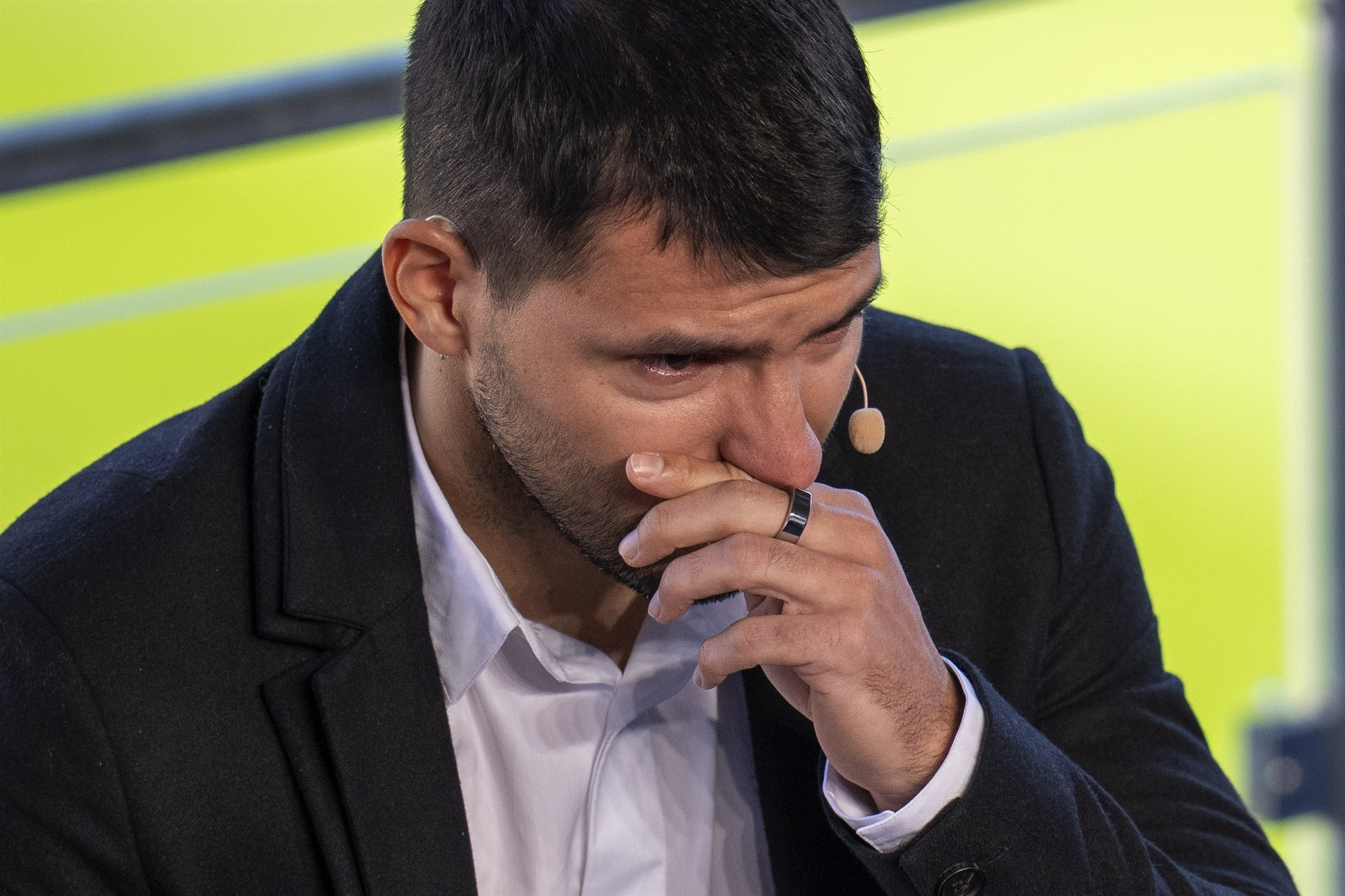 Son Dakika: Sergio Agüero futbolu bıraktı Basın toplantısında kare kare duygusal anlar...