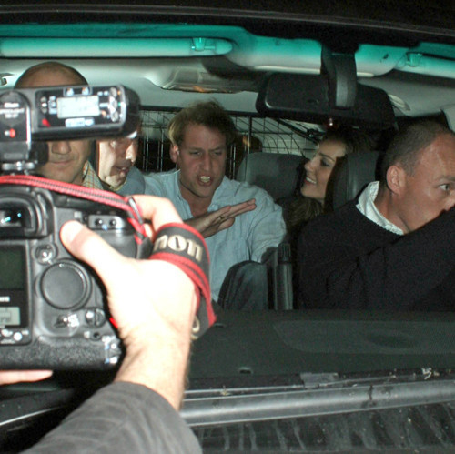 PAPARAZZİLER TERS AÇILARDAN GÖRÜNTÜLEMEK İÇİN YARIŞA GİRDİLER