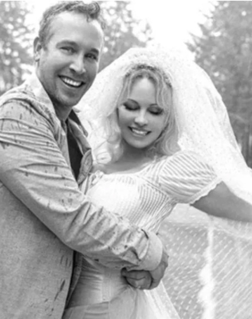 BEŞİNCİ EVLİLİĞİ OLAY OLDU BEŞİNCİ EVLİLİĞİ OLAY OLDU