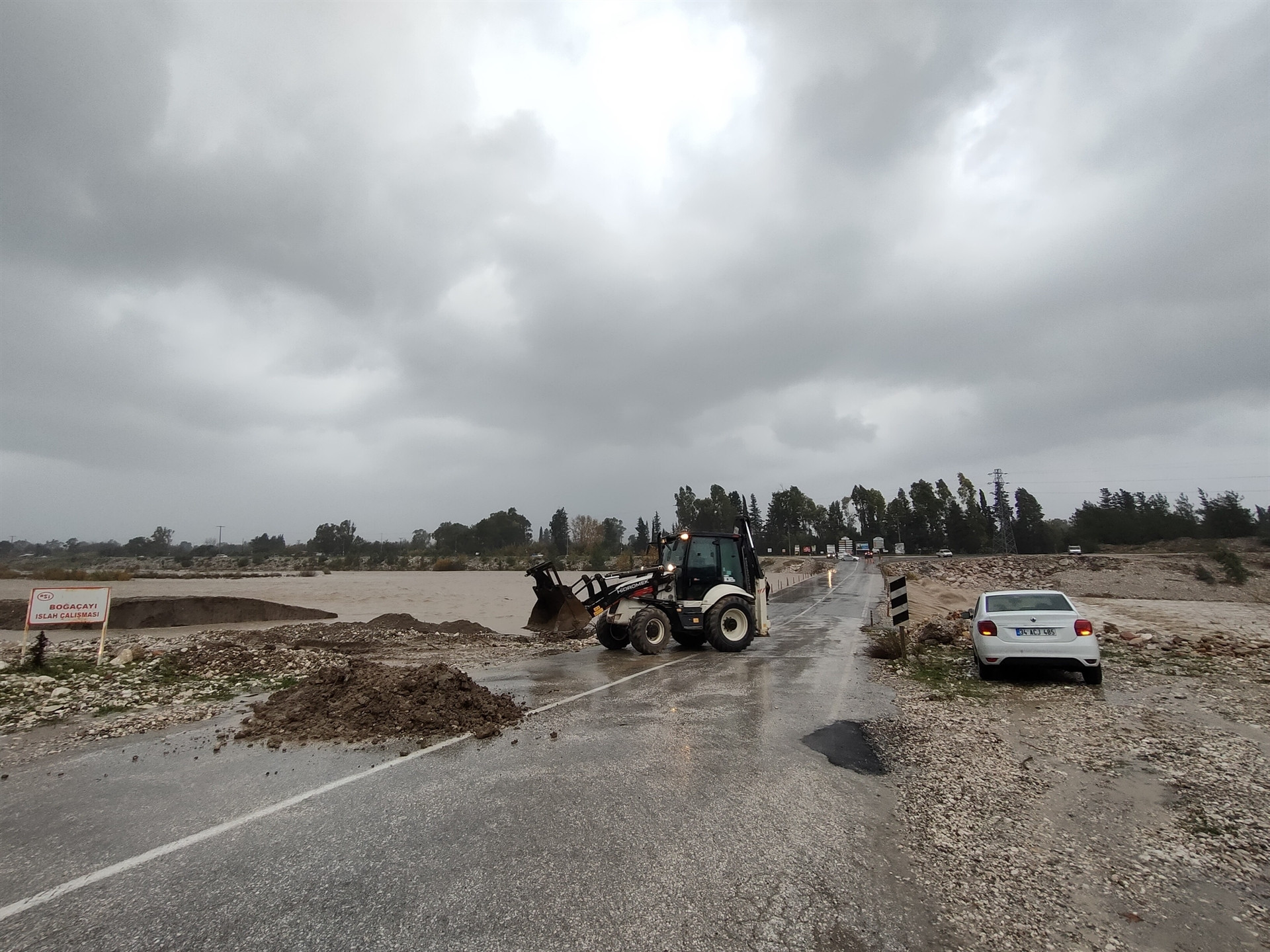 Meteoroloji uyarmıştı Antalyada şiddetli yağış başladı