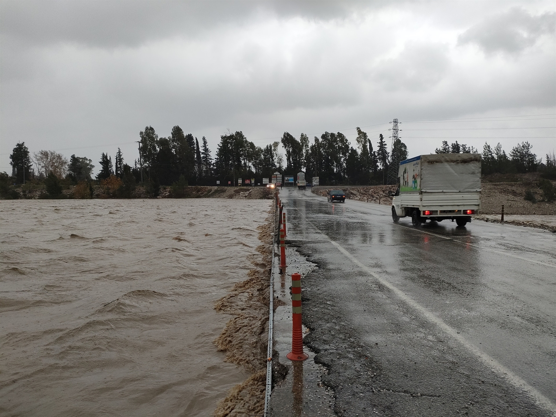 Meteoroloji uyarmıştı Antalyada şiddetli yağış başladı