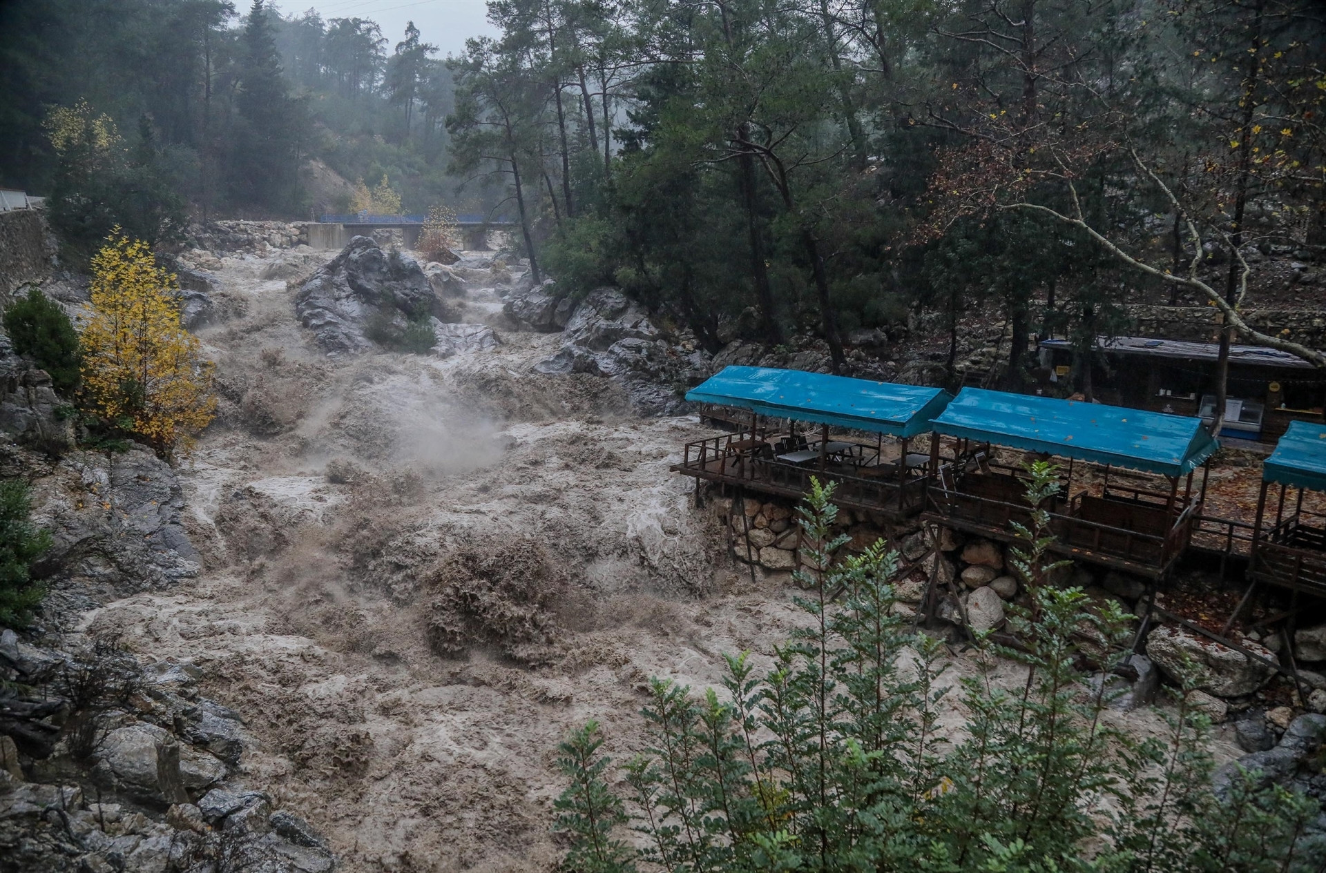 Meteoroloji uyarmıştı Antalyada şiddetli yağış başladı