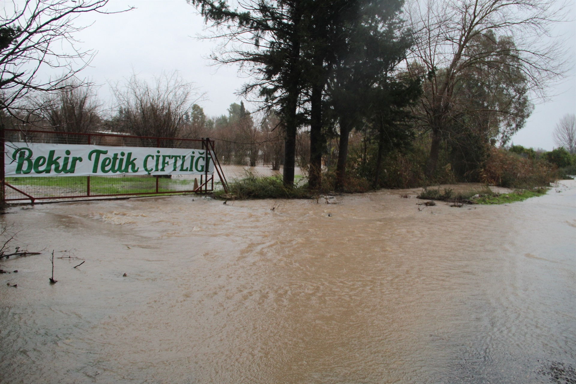 Meteoroloji uyarmıştı Antalyada şiddetli yağış başladı