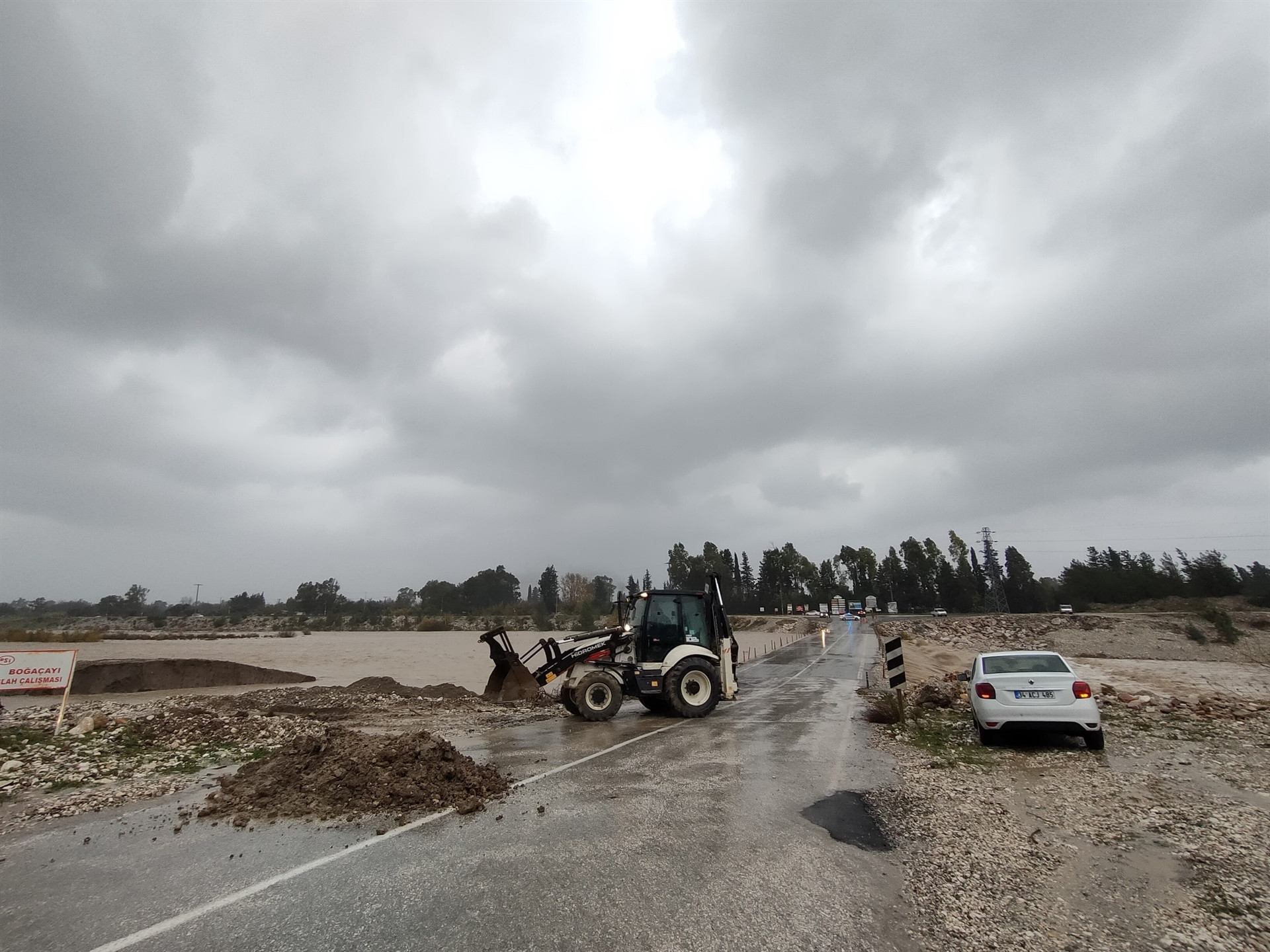 Meteoroloji uyarmıştı Antalyada şiddetli yağış başladı