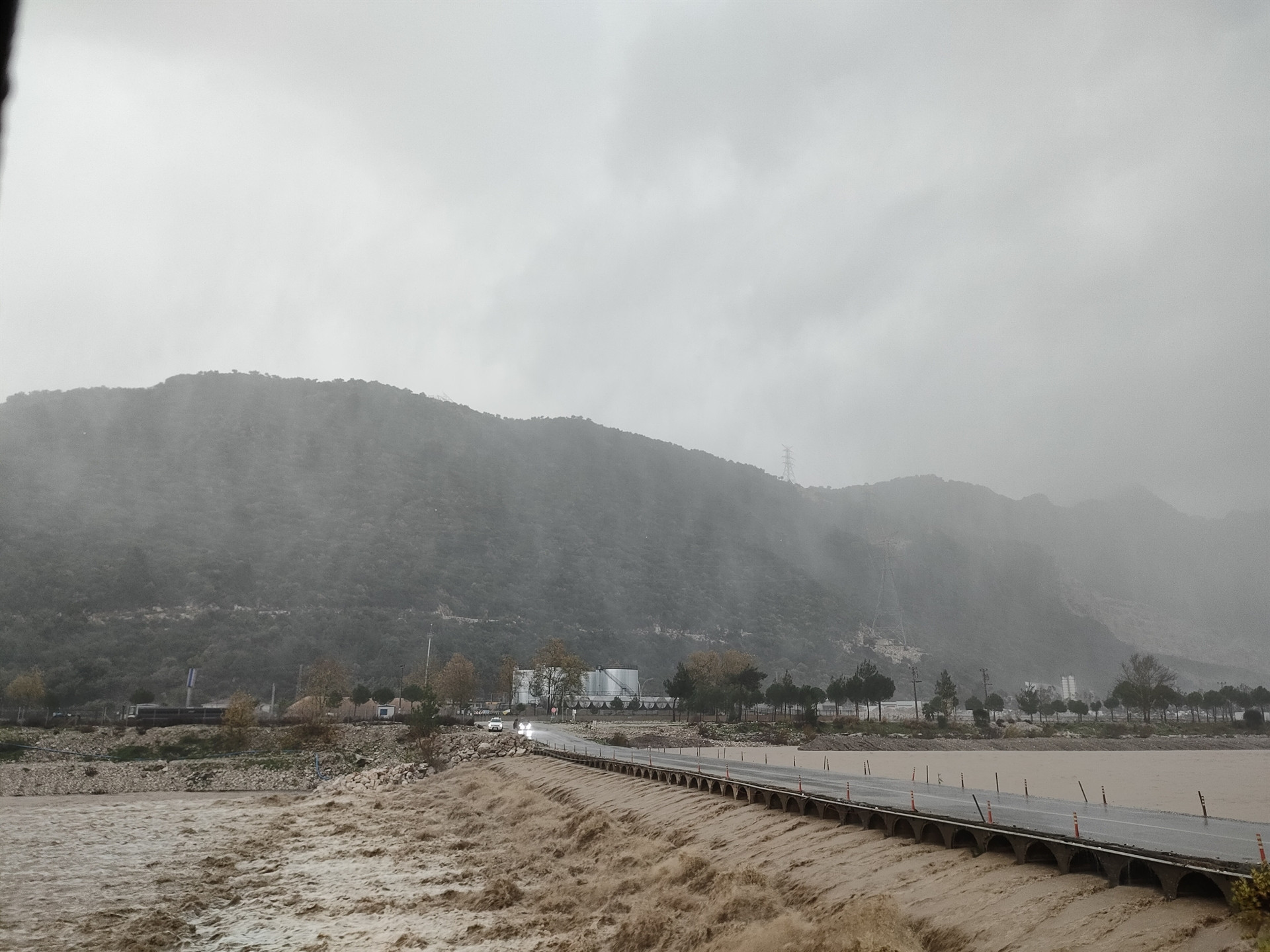 Meteoroloji uyarmıştı Antalyada şiddetli yağış başladı