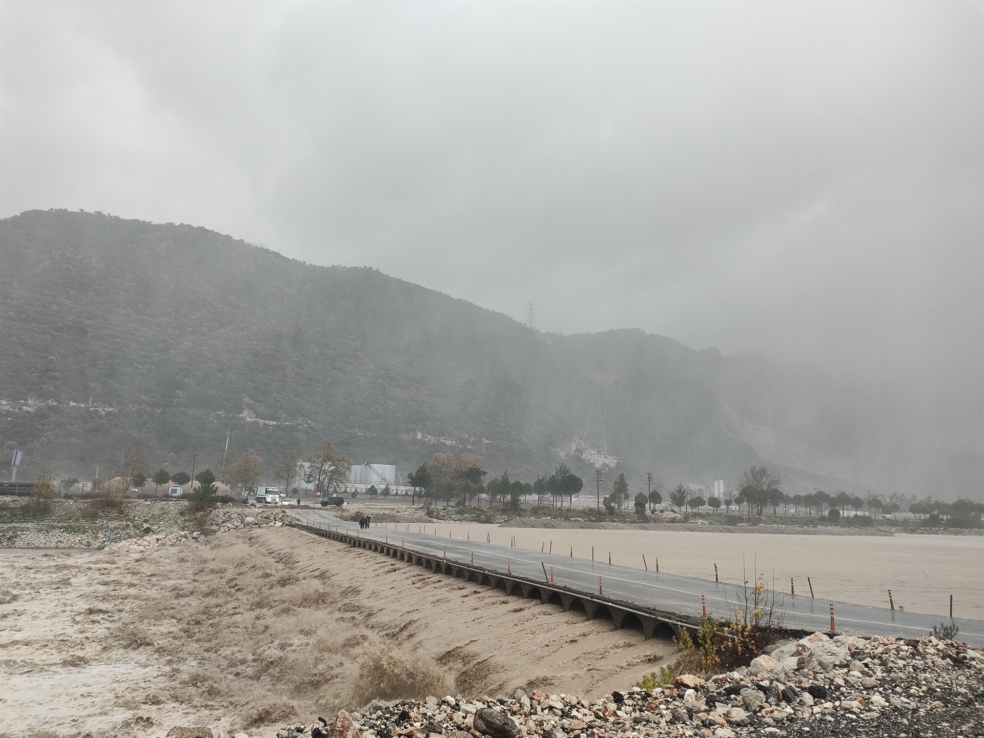 Meteoroloji uyarmıştı Antalyada şiddetli yağış başladı