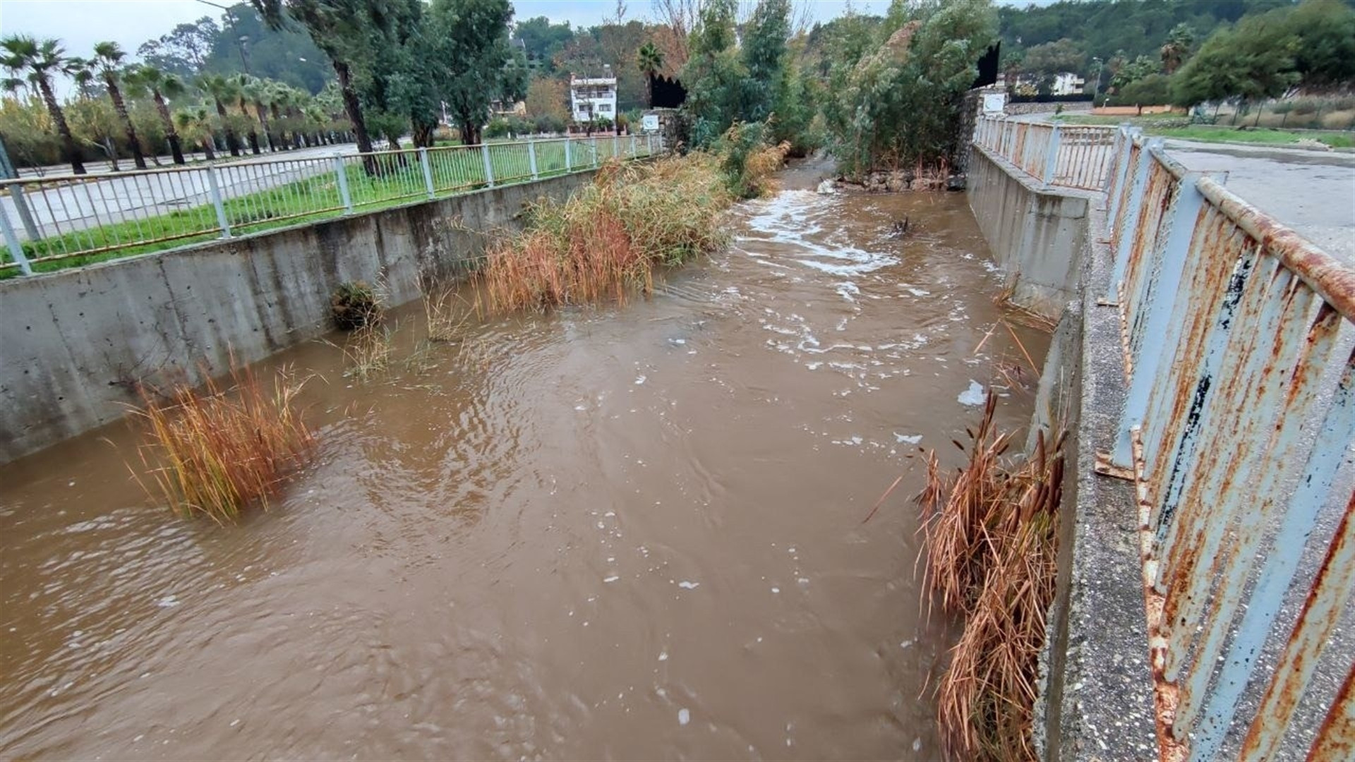 Meteoroloji uyarmıştı Antalyada şiddetli yağış başladı