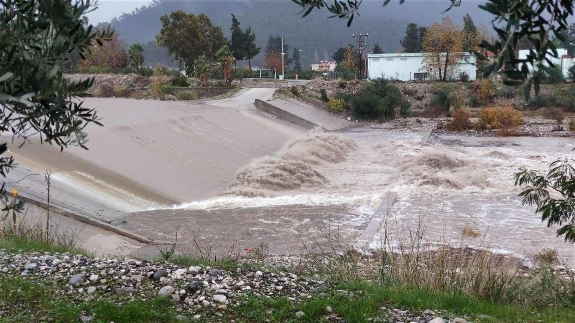 Meteoroloji uyarmıştı Antalyada şiddetli yağış başladı