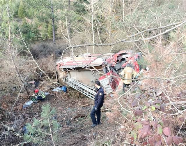Göreve giden itfaiye aracı devrildi: 4 personel yaşamını yitirdi
