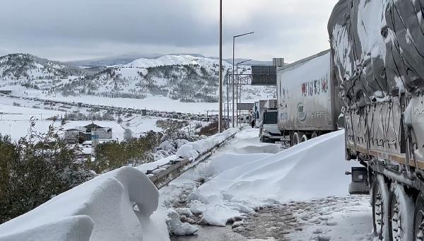 Gaziantepte yoğun kar yağışı Trafik durdu