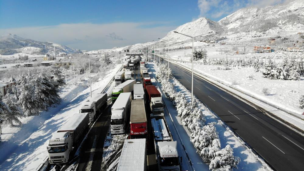Gaziantepte yoğun kar yağışı Trafik durdu