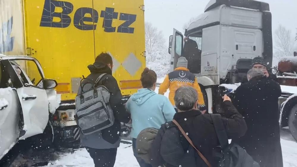 Düzcede çok sayıda aracın karıştığı zincirleme kazada yaralılar var