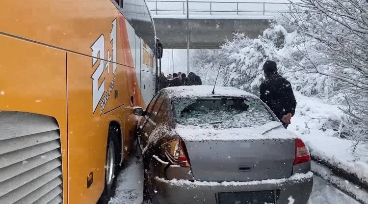 Düzcede çok sayıda aracın karıştığı zincirleme kazada yaralılar var