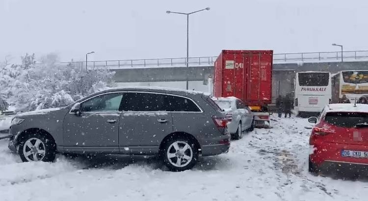 Düzcede çok sayıda aracın karıştığı zincirleme kazada yaralılar var