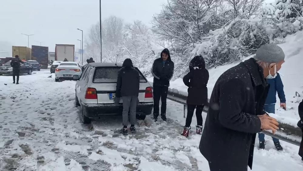 Düzcede çok sayıda aracın karıştığı zincirleme kazada yaralılar var