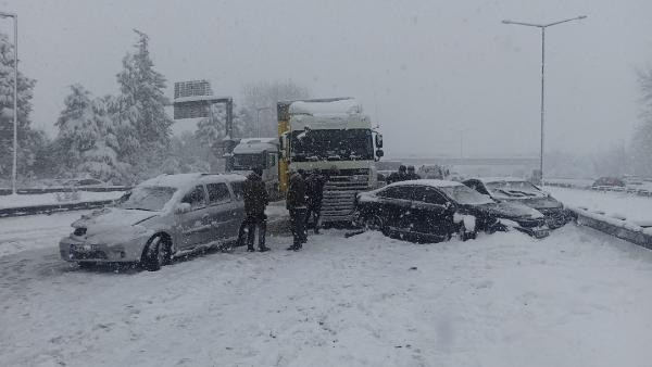 Düzcede çok sayıda aracın karıştığı zincirleme kazada yaralılar var
