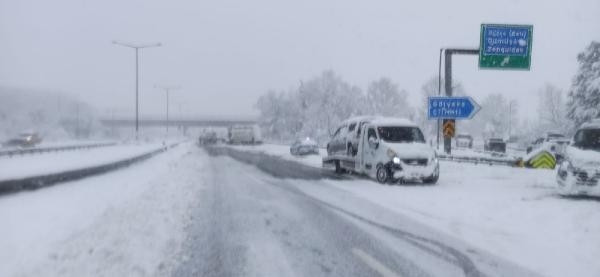 Düzcede çok sayıda aracın karıştığı zincirleme kazada yaralılar var