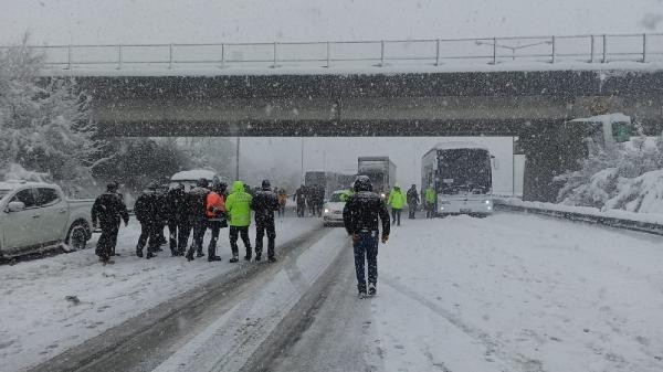 Düzcede çok sayıda aracın karıştığı zincirleme kazada yaralılar var