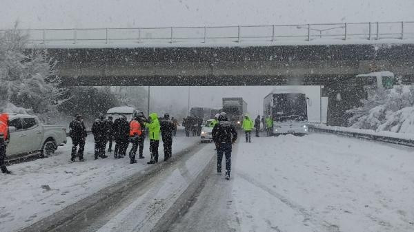 Düzcede çok sayıda aracın karıştığı zincirleme kazada yaralılar var