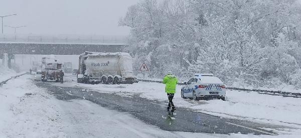 Düzcede çok sayıda aracın karıştığı zincirleme kazada yaralılar var