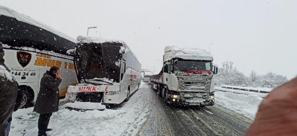 Düzcede çok sayıda aracın karıştığı zincirleme kazada yaralılar var