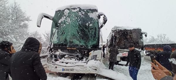 Düzcede çok sayıda aracın karıştığı zincirleme kazada yaralılar var