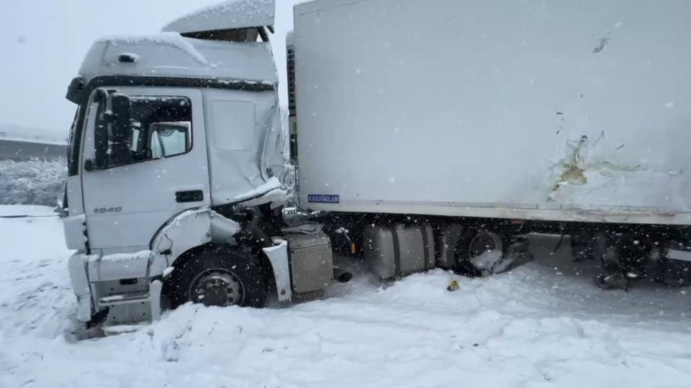 Düzcede çok sayıda aracın karıştığı zincirleme kazada yaralılar var