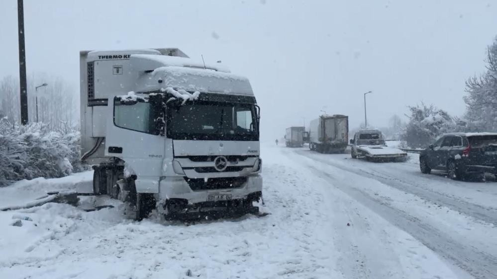 Düzcede çok sayıda aracın karıştığı zincirleme kazada yaralılar var