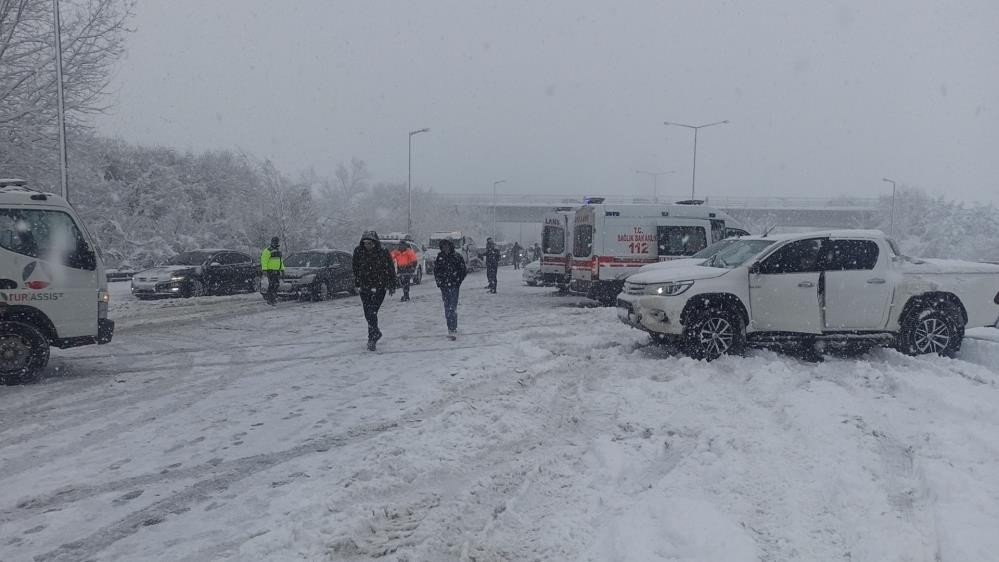 Düzcede çok sayıda aracın karıştığı zincirleme kazada yaralılar var