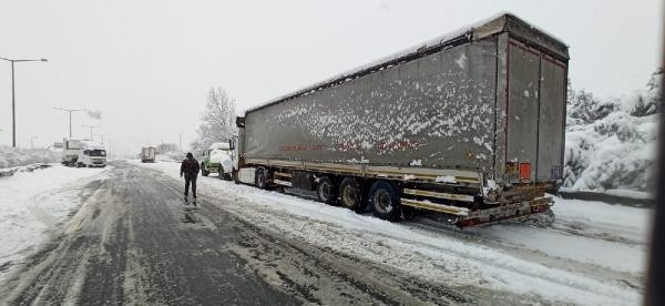 Düzcede çok sayıda aracın karıştığı zincirleme kazada yaralılar var