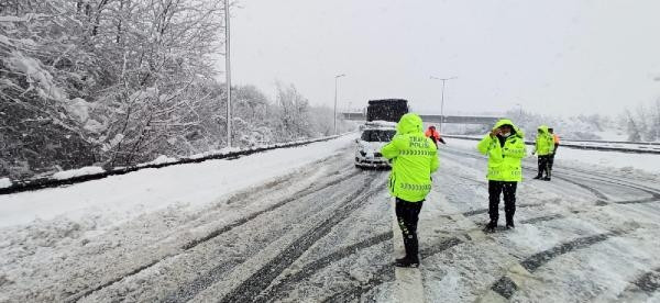 Düzcede çok sayıda aracın karıştığı zincirleme kazada yaralılar var