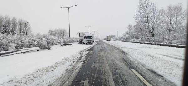 Düzcede çok sayıda aracın karıştığı zincirleme kazada yaralılar var