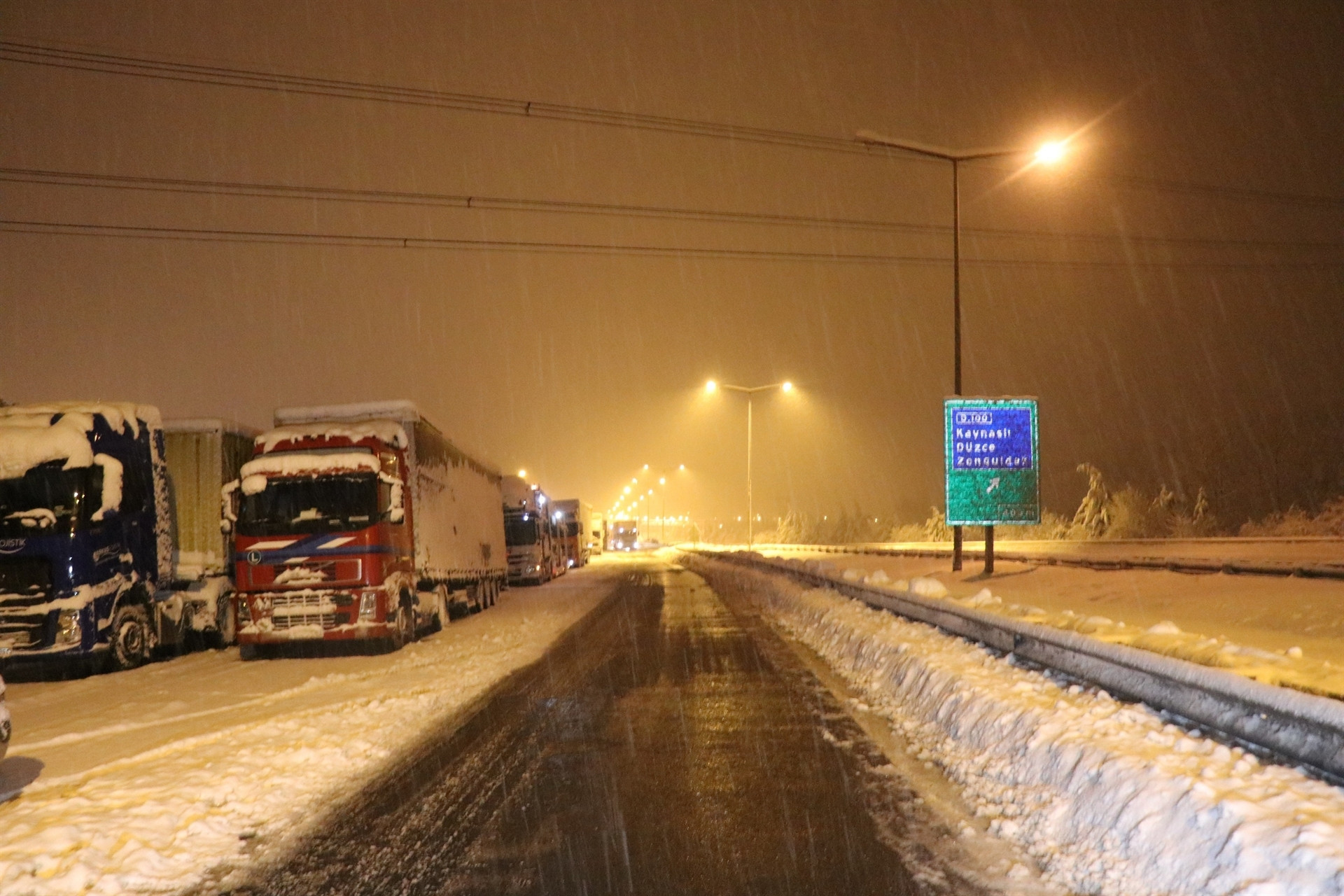 8 SAATTİR BU YOL KAPALI, MAĞDURUZ