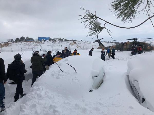 Yollar kapandı, Arnavutköy Devlet Hastanesinden askeri helikopterle hasta sevk edildi