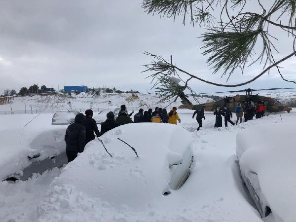 Yollar kapandı, Arnavutköy Devlet Hastanesinden askeri helikopterle hasta sevk edildi