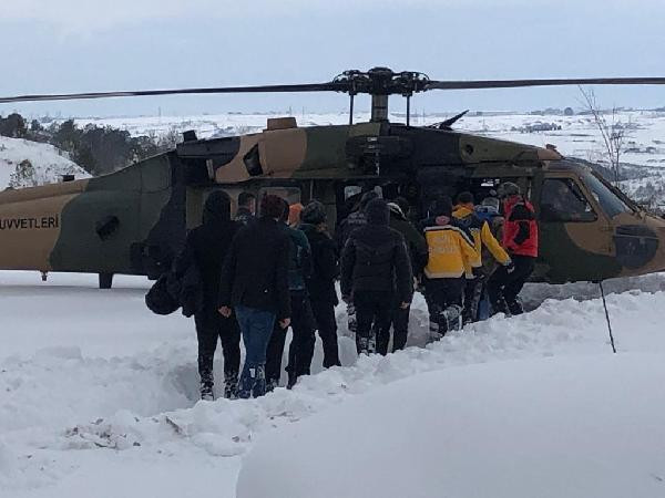 Yollar kapandı, Arnavutköy Devlet Hastanesinden askeri helikopterle hasta sevk edildi