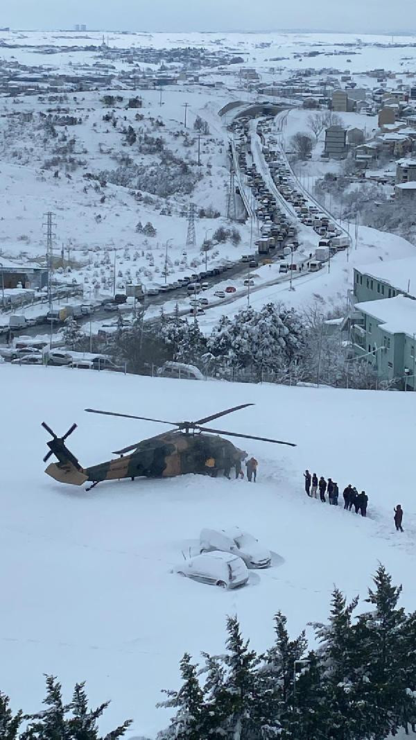 Yollar kapandı, Arnavutköy Devlet Hastanesinden askeri helikopterle hasta sevk edildi
