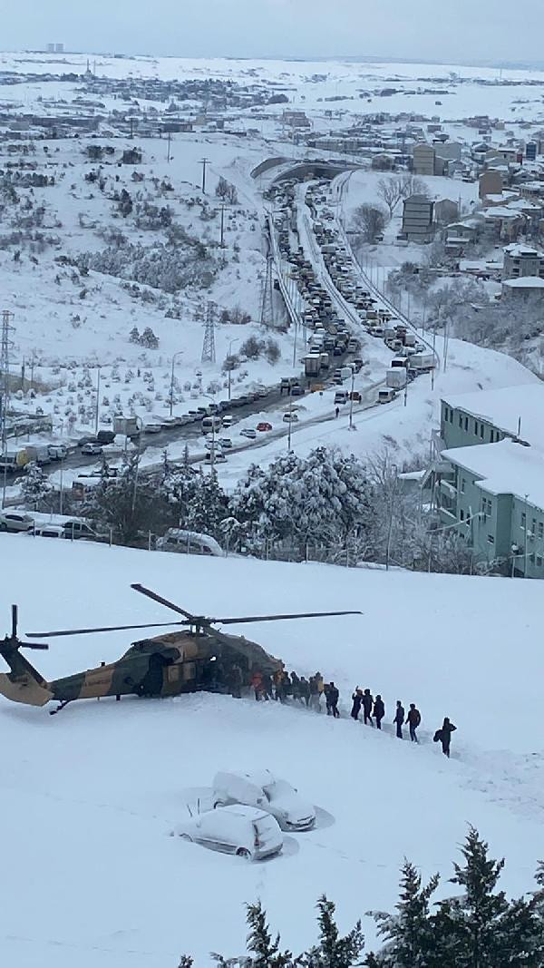 Yollar kapandı, Arnavutköy Devlet Hastanesinden askeri helikopterle hasta sevk edildi