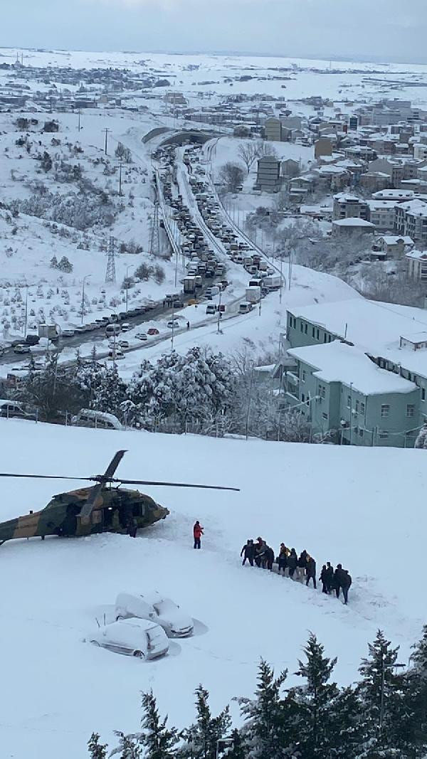 Yollar kapandı, Arnavutköy Devlet Hastanesinden askeri helikopterle hasta sevk edildi