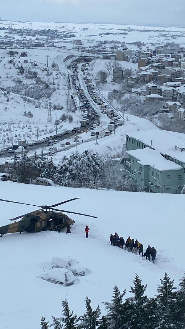 Yollar kapandı, Arnavutköy Devlet Hastanesinden askeri helikopterle hasta sevk edildi