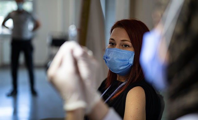 OMİCRONUN ACİL SEMPTOMU BELLİ OLDU