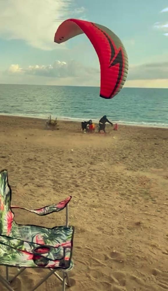 Manavgat sahilinde paramotor yere çakıldı, sahilde oturan aile son anda kurtuldu