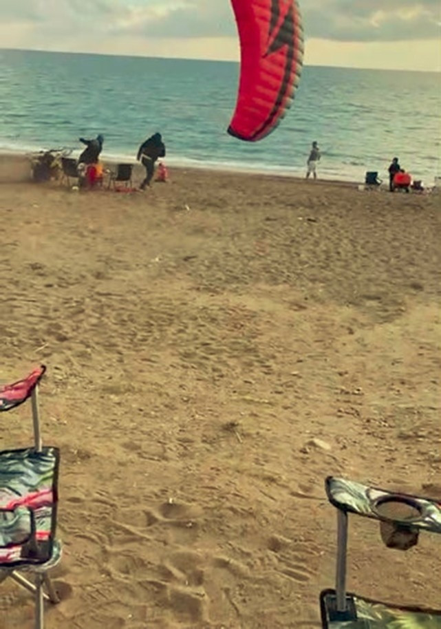 Manavgat sahilinde paramotor yere çakıldı, sahilde oturan aile son anda kurtuldu