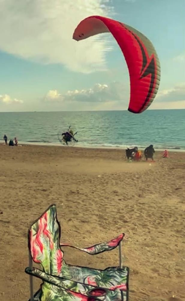 Manavgat sahilinde paramotor yere çakıldı, sahilde oturan aile son anda kurtuldu