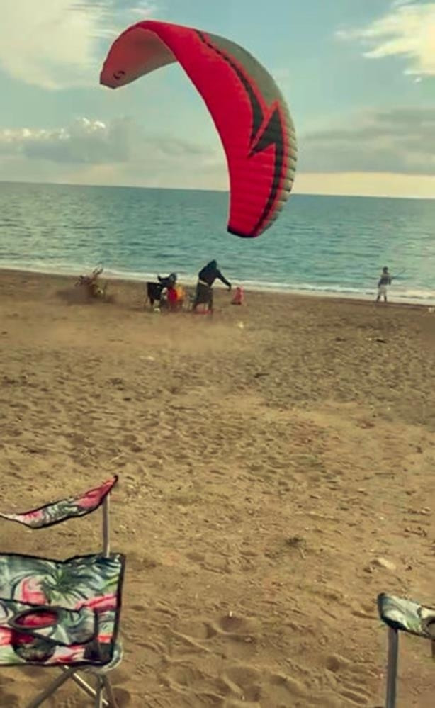 Manavgat sahilinde paramotor yere çakıldı, sahilde oturan aile son anda kurtuldu
