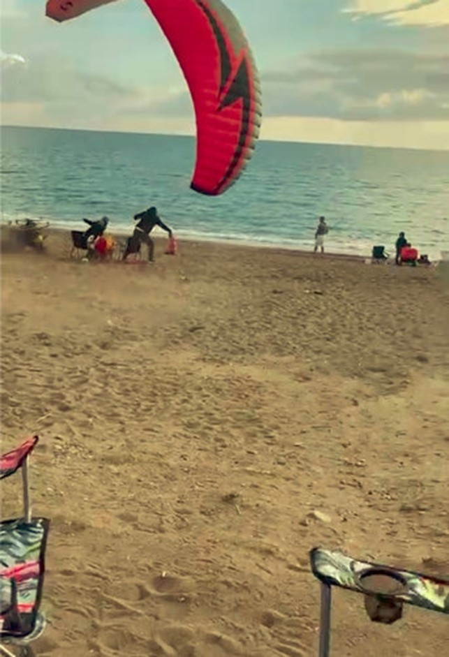 Manavgat sahilinde paramotor yere çakıldı, sahilde oturan aile son anda kurtuldu