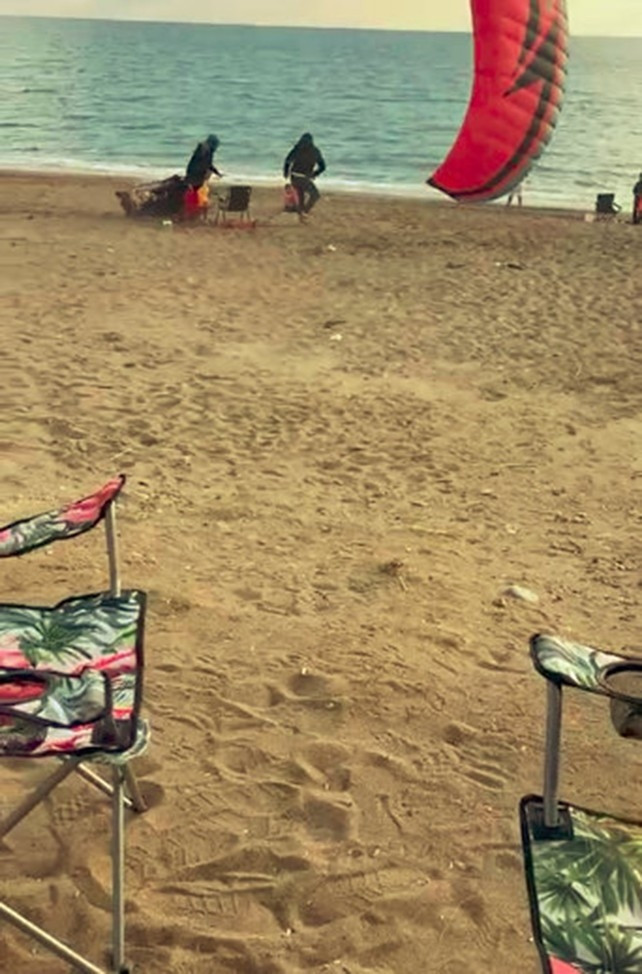 Manavgat sahilinde paramotor yere çakıldı, sahilde oturan aile son anda kurtuldu