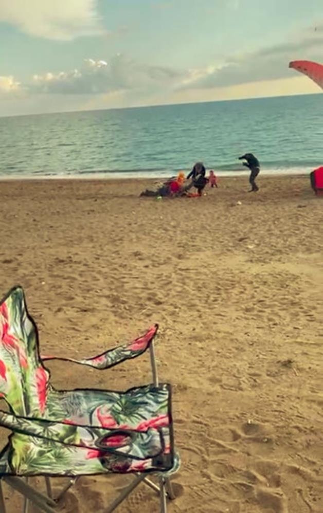 Manavgat sahilinde paramotor yere çakıldı, sahilde oturan aile son anda kurtuldu