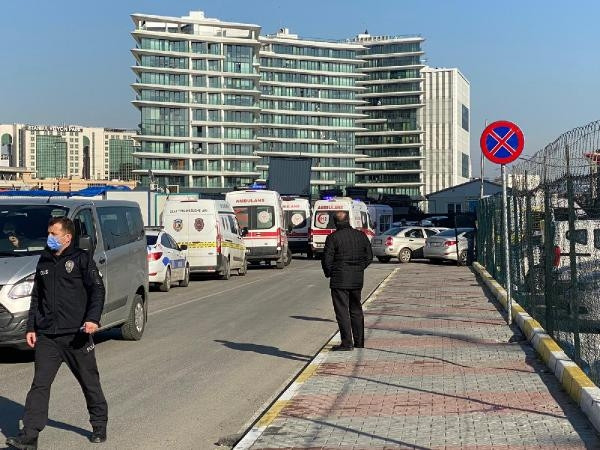 Küçükçekmece adliyesi önünde silahlı kavga: Ölü ve yaralılar var