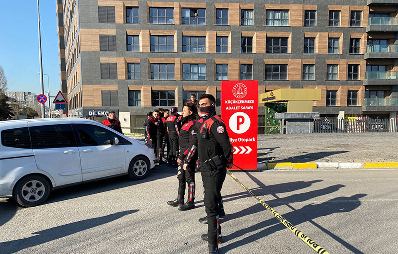 Küçükçekmece adliyesi önünde silahlı kavga: Ölü ve yaralılar var